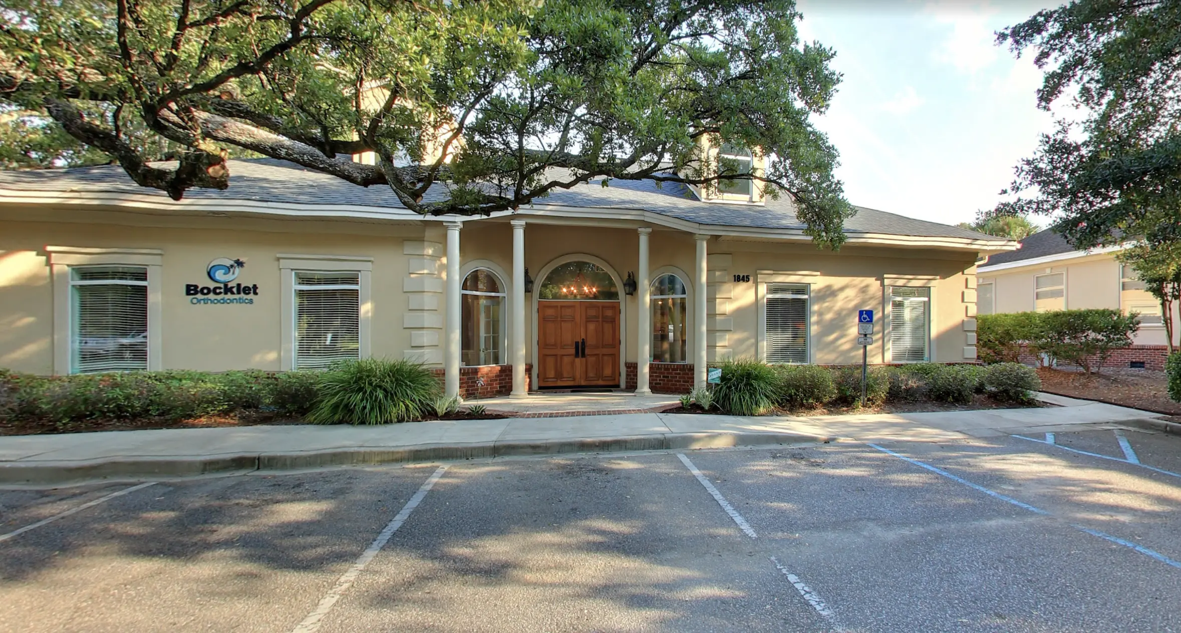 outside of bocklet building